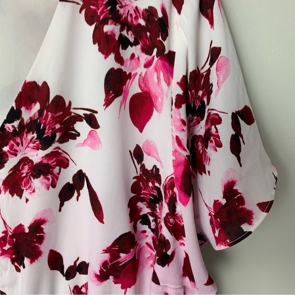 [Torrid] Women's White & Pink Floral Print Short Sleeve Plus Size Top - Picture 3 of 8